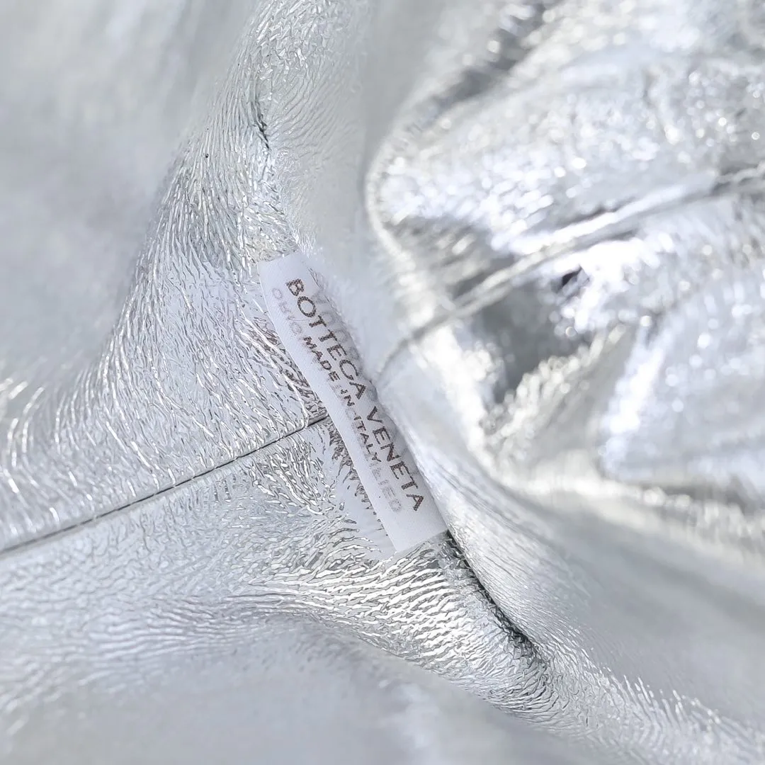 Batch 2260 Bitters Venetia 2024 summer series brings Lauren 1980 handbags back to the public eye. The design of the bag is inspired by ancient Roman architecture. It uses the brand's iconic Intrecciato lambskin woven bag body with a hard frame. No logo can be seen on the whole bag. It is equipped with a leather woven metal chain. When using it as a clutch, just put the chain directly in the bag ~ showing an elegant and timeless style. Decades later, when Lauren Hutton once again walked on the Bottega Venetia spring and summer show with this bag, the charm of the year still remains intact despite the passage of time. Size: 31.5*16.5*11 Style No.: 5807